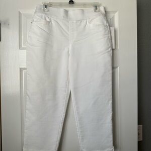 Women's White Capris with stretch and comfort waist.  Super cute and comfy!